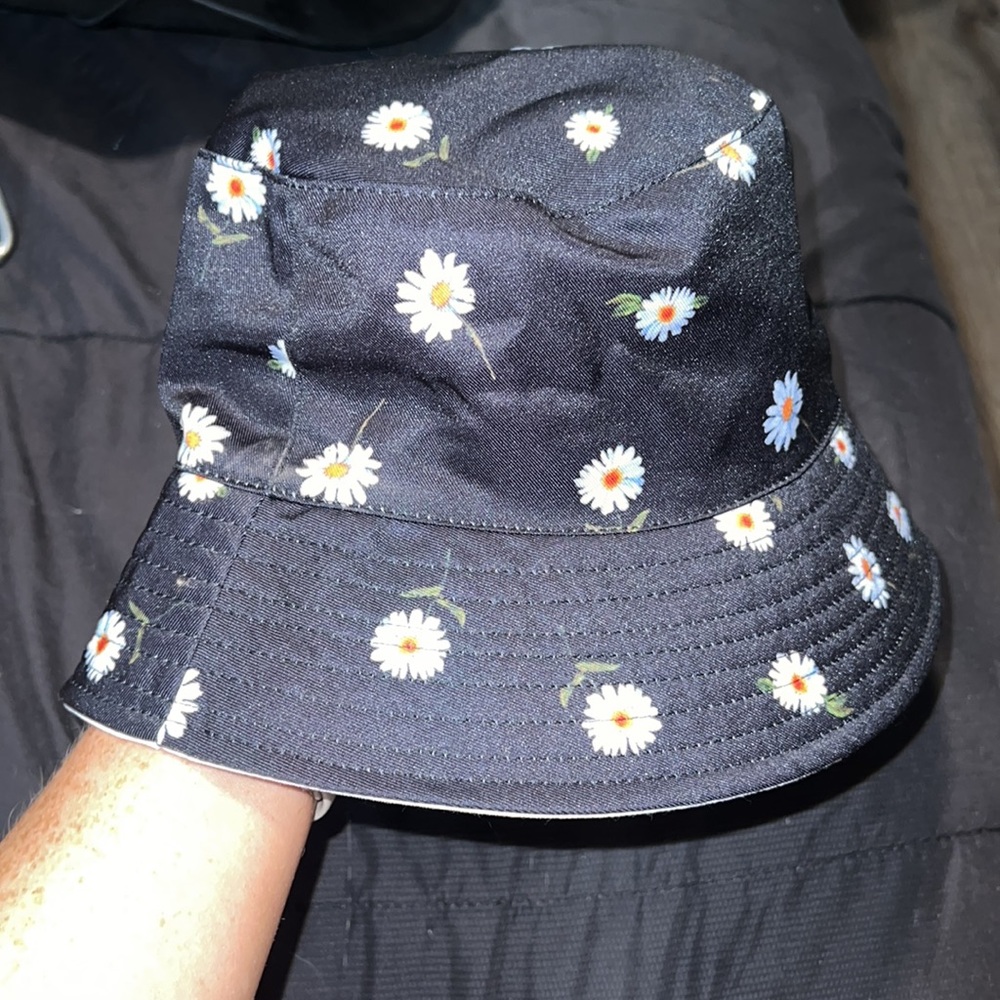 NWT Alice + Olivia Reversible Bucket Hat 🎩